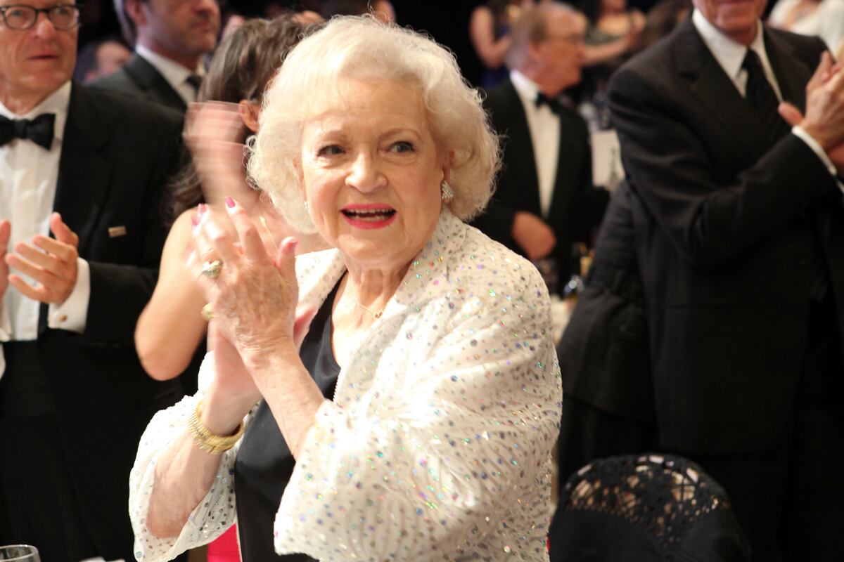 WWE Raw Review Betty White, LA Crowds, Wyatts vs. Shield and More