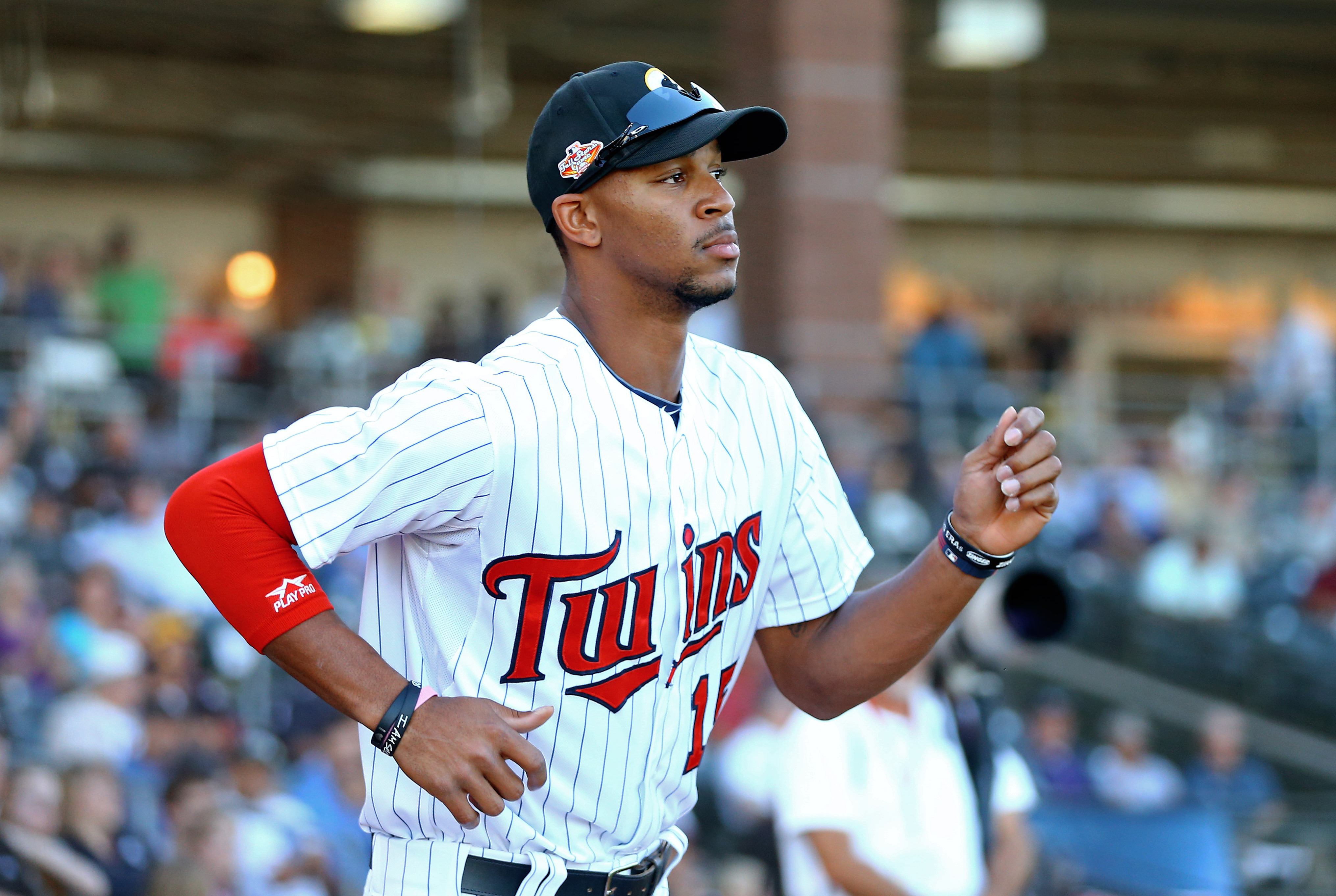 Elvis Andrus officially becomes an American citizen