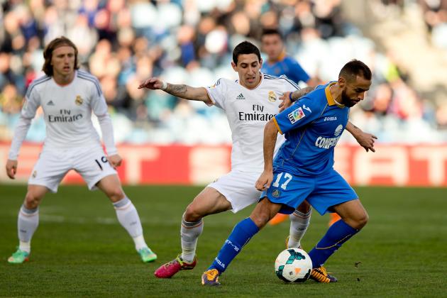 GETAFE, SPAIN - FEBRUARY 16: Angel Di Maria (L) of Real Madrid CF competes for the ball with Diego Castro (R) of Getafe CF during the La Liga match between Getafe CF and Real Madrid CF at Coliseum Alfonso Perez on February 16, 2014 in Getafe, Spain. (Photo by Gonzalo Arroyo Moreno/Getty Images)