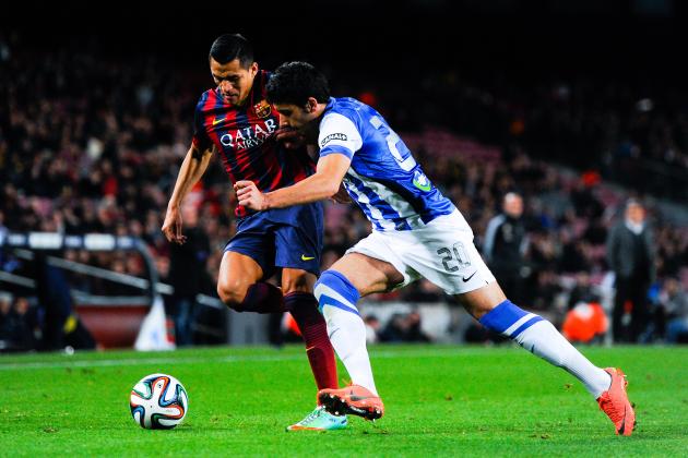 BARCELONA, SPAIN - FEBRUARY 05: Alexis Sanchez of FC Barcelona duels for the ball with Jose Angel Valdes of Real Sociedad during the Copa del Rey Semi-Final first leg match between Barcelona and Real Sociedad at Camp Nou on February 5, 2014 in Barcelona, Spain. (Photo by David Ramos/Getty Images)