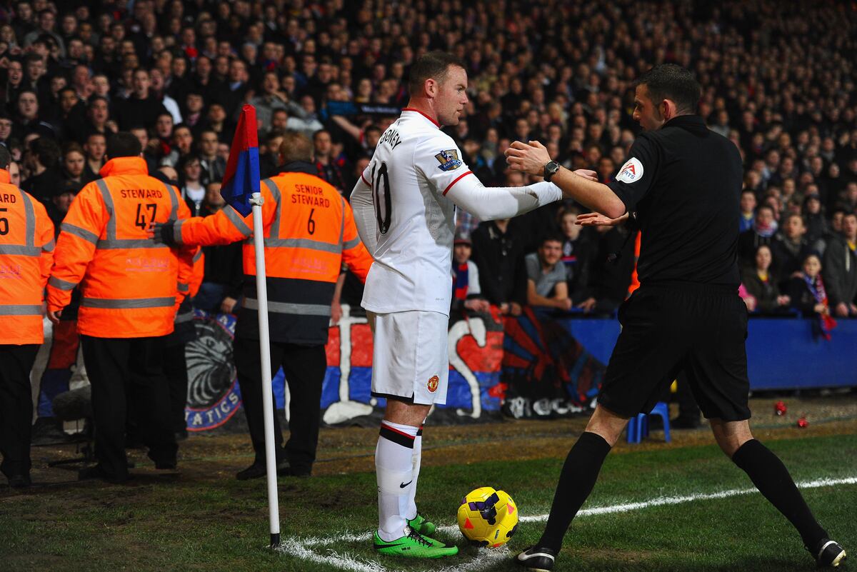 Crystal Palace Fans Throw Coins at Wayne Rooney, Twitter Responds