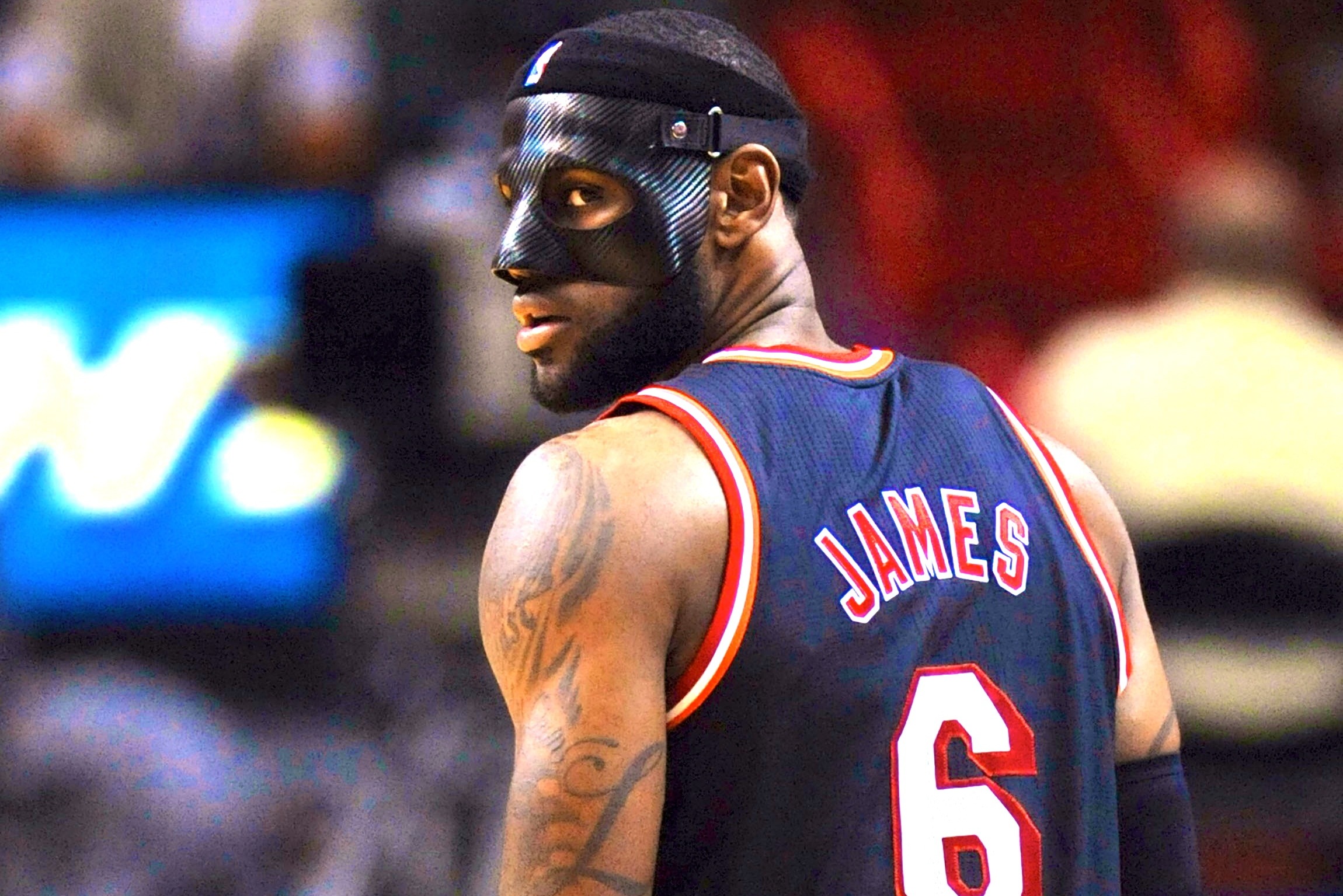 Masked LeBron leads Heat rout of Knicks