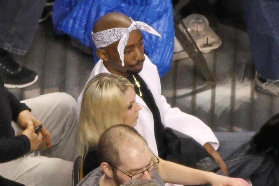 folder Tanzania vitalitet A Tupac Look-Alike Draws the Attention of the Crowd at Warriors-Celtics  Game | News, Scores, Highlights, Stats, and Rumors | Bleacher Report