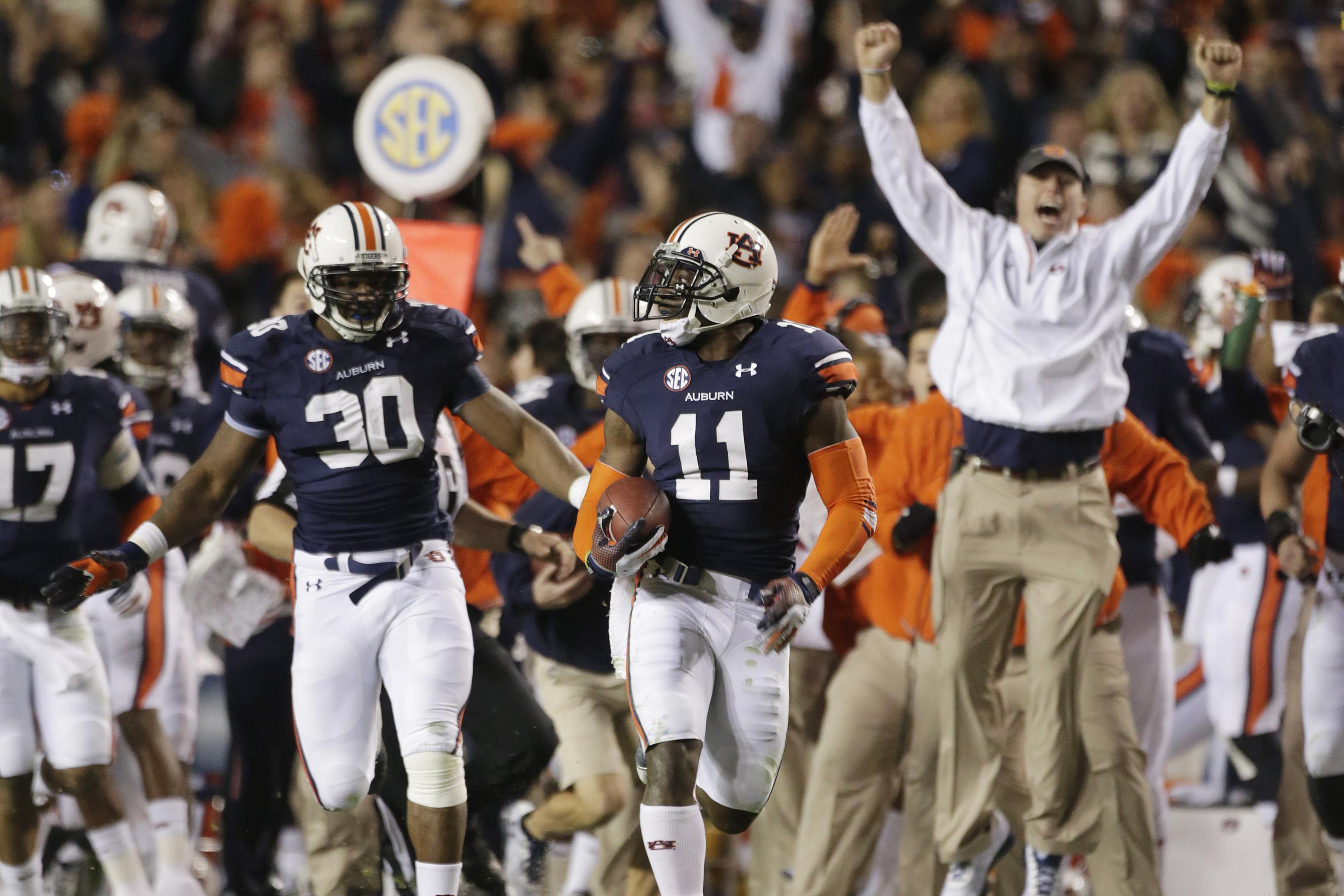 Florida State receiver Chris Davis, right, runs past North