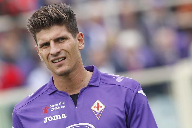 Fiorentina's Mario Gomez, of Germany, walks the pitch during a Serie A soccer match at the Artemio Franchi stadium in Florence, Italy, Sunday, Sept. 15, 2013. (AP Photo/Fabrizio Giovannozzi)