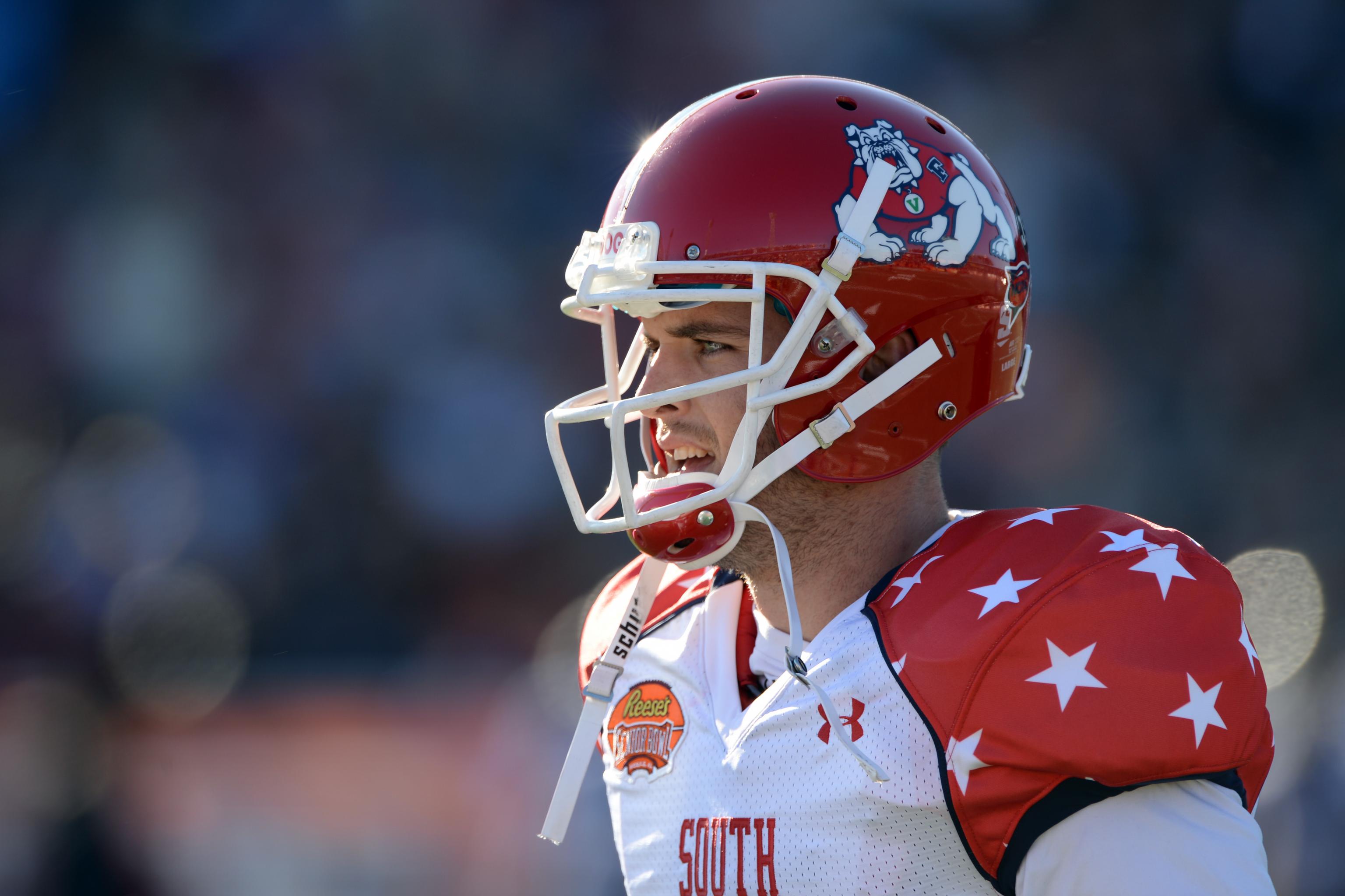 Derek Carr posts footage of desert workouts with his receivers