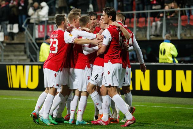 ALKMAAR, NETHERLANDS - FEBRUARY 27: Nick Viergever #4 of AZ is congratulated by team mates after he scores his teams first goal during the UEFA Europa League Round of 32 match between AZ Alkmaar and FC Slovan Liberec at the AZ Stadium on February 27, 2014 in Alkmaar, Netherlands. (Photo by Dean Mouhtaropoulos/Getty Images)