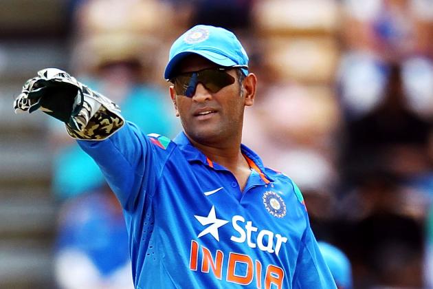 HAMILTON, NEW ZEALAND - JANUARY 22: MS Dhoni of India directs his team during the One Day International match between New Zealand and India at Seddon Park on January 22, 2014 in Hamilton, New Zealand.  (Photo by Anthony Au-Yeung/Getty Images)