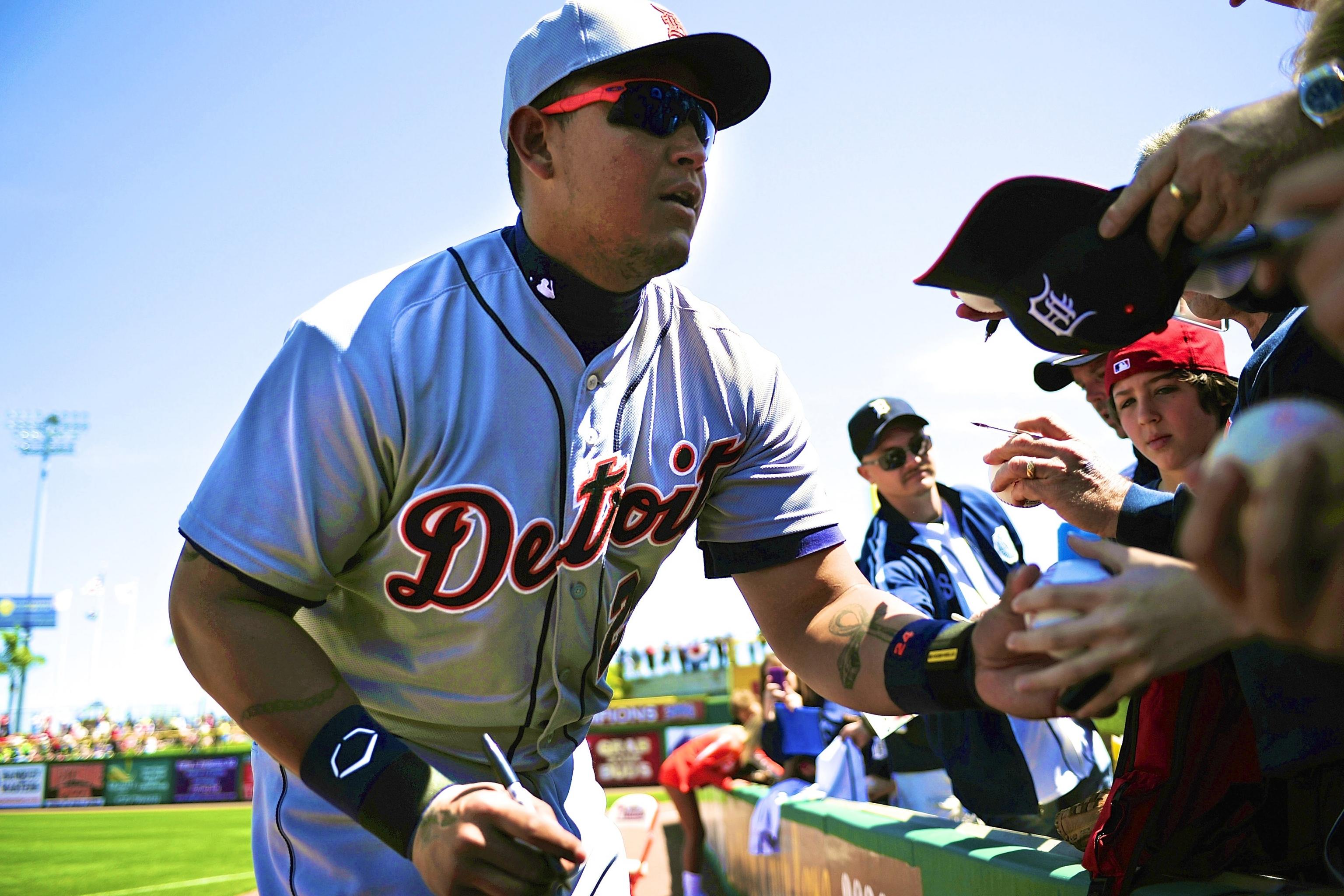 ALTERNATE CROP - Detroit Tigers first baseman Miguel Cabrera makes