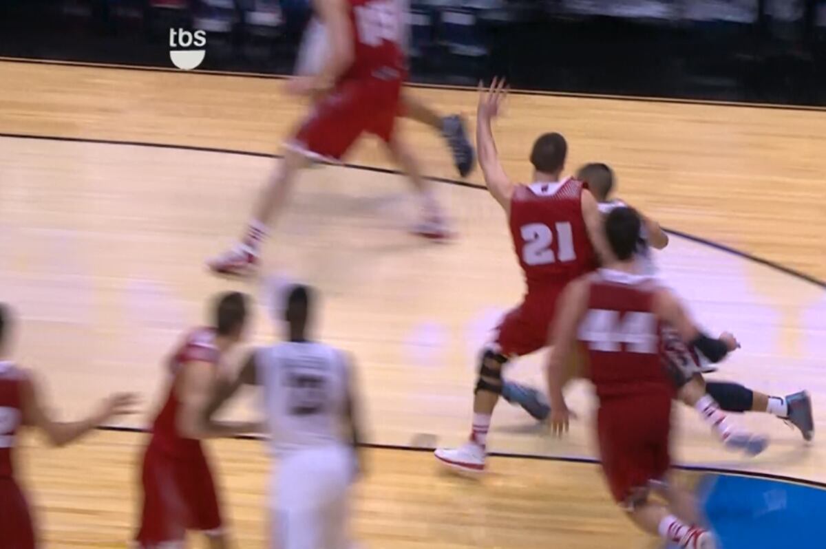 Arizona's Nick Johnson Gets Called for Offensive Foul Near End of Overtime | Bleacher Report ...