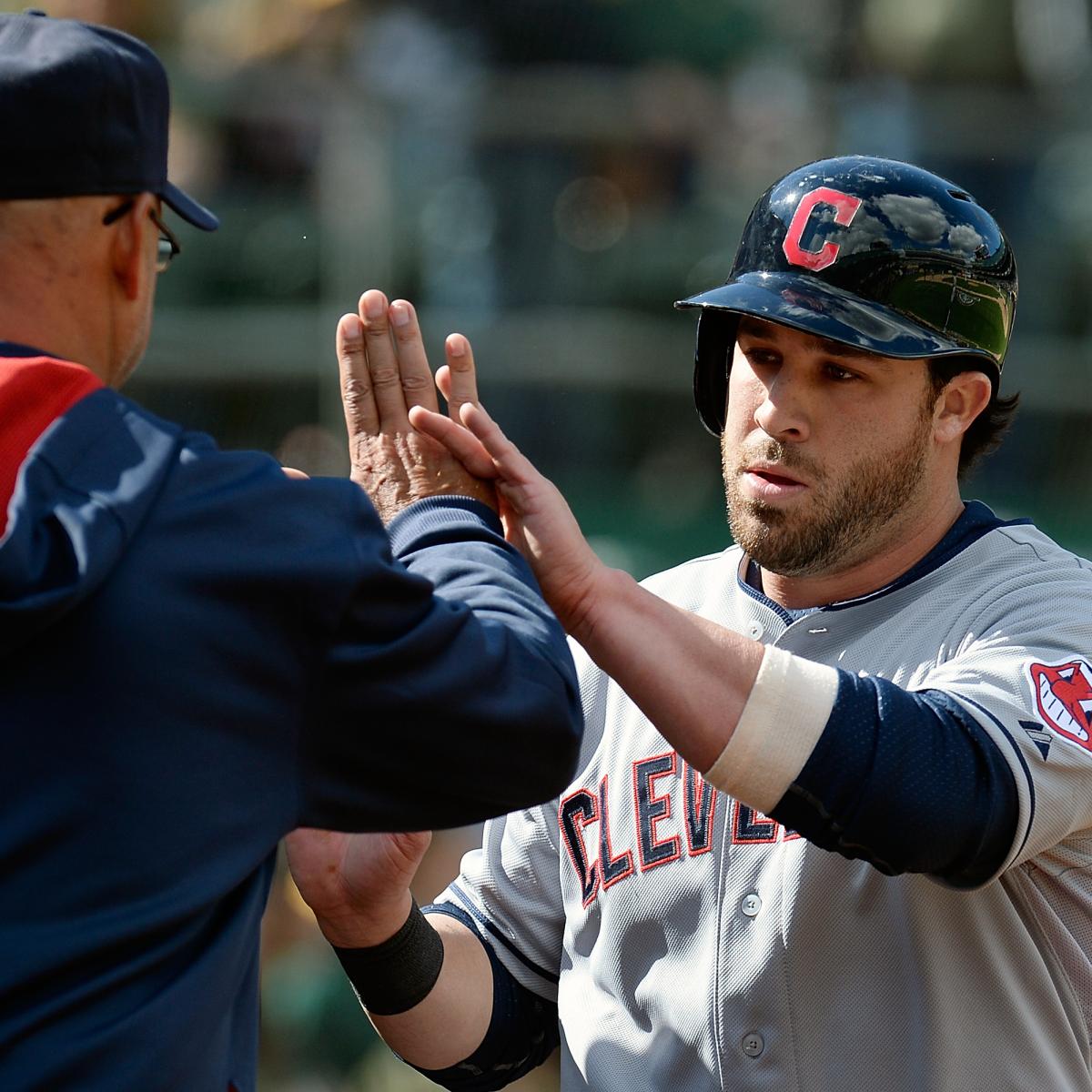 Indians second baseman Jason Kipnis fields grounders befor…