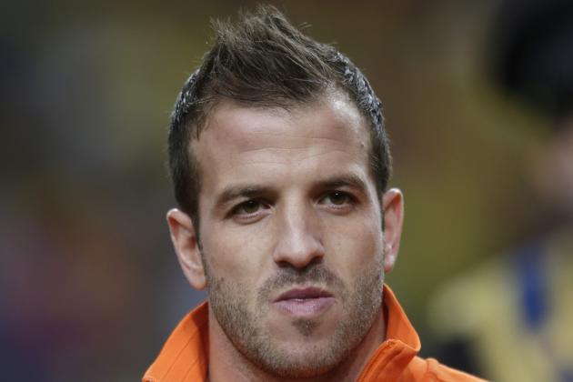Netherlands' Rafael van der Vaart lines up prior to the  international friendly soccer match between Netherlands and Colombia at ArenA stadium in Amsterdam, Netherlands, Tuesday Nov. 19, 2013. (AP Photo/Peter Dejong)