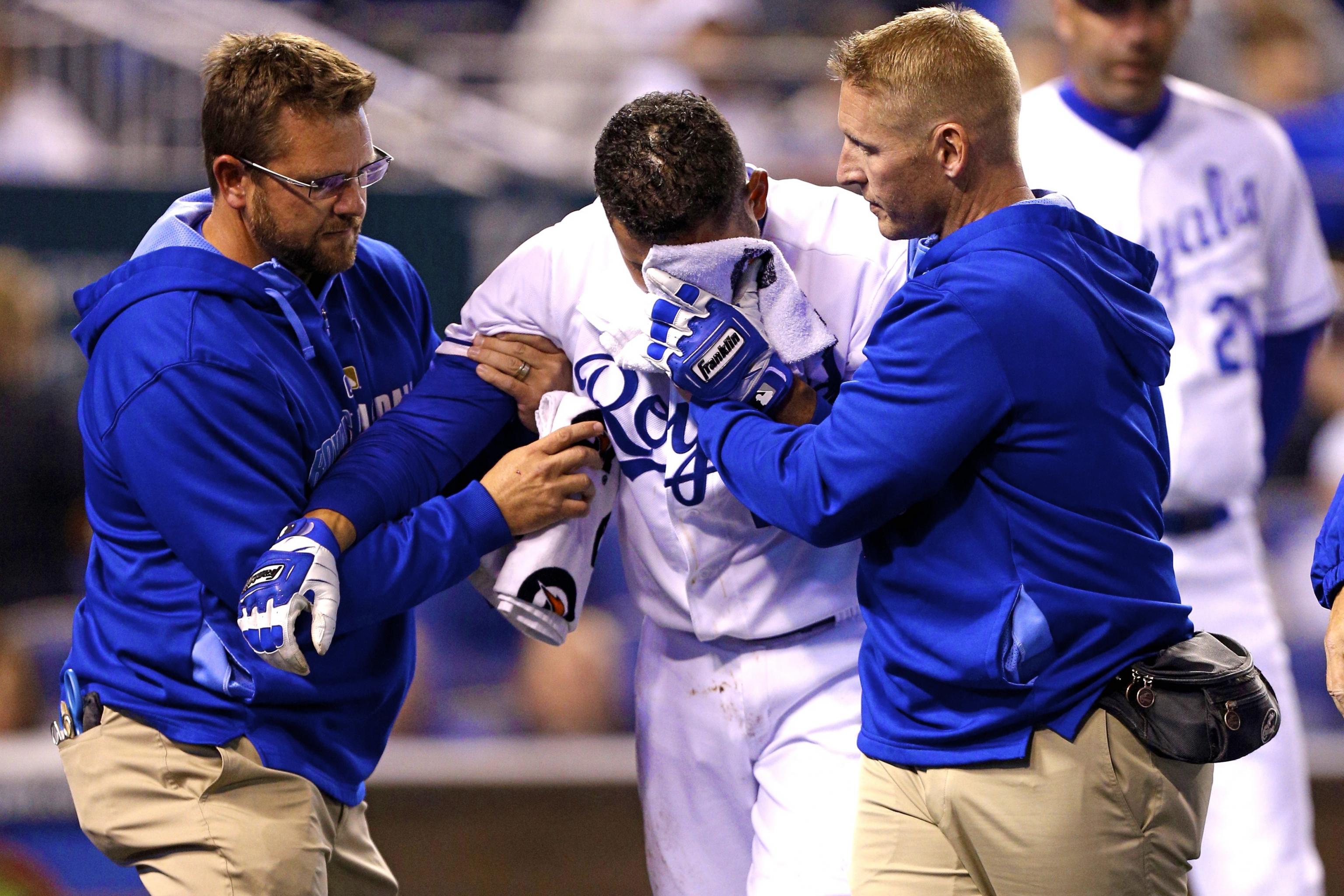 TB@KC: Infante leaves game after being hit by pitch 