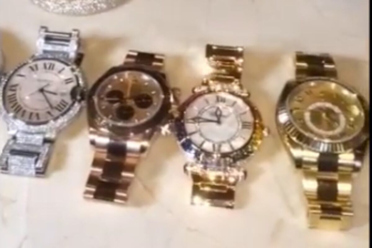 Floyd Mayweather Shows off Expensive Jewelry and Bling in ...