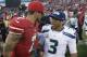 El quarterback de los 49ers, Colin Kaepernick, izquierda, habla con el quarterback de los Seahawks, Russell Wilson, tras un partido el 8 de diciembre de 2013 en San Francisco. (AP Photo/Marcio Jose Sanchez)