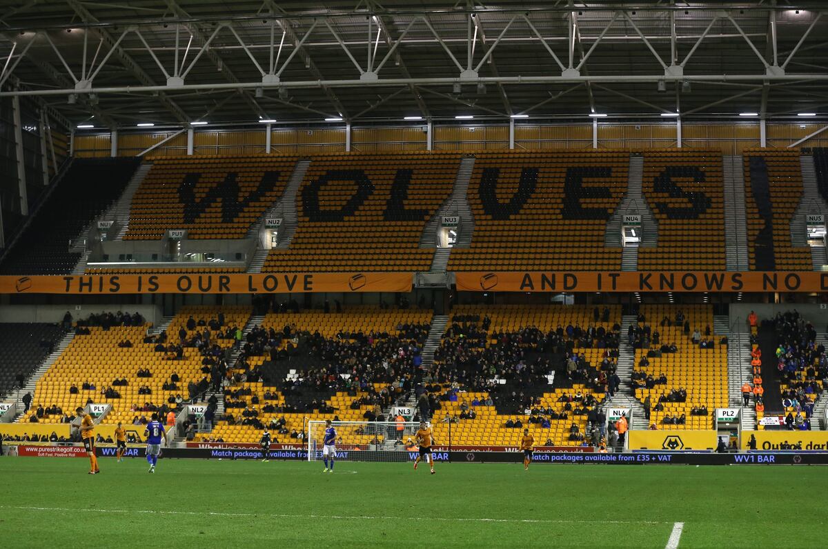 Wolverhampton Wanderers Fans Invade Pitch 4 Times ...