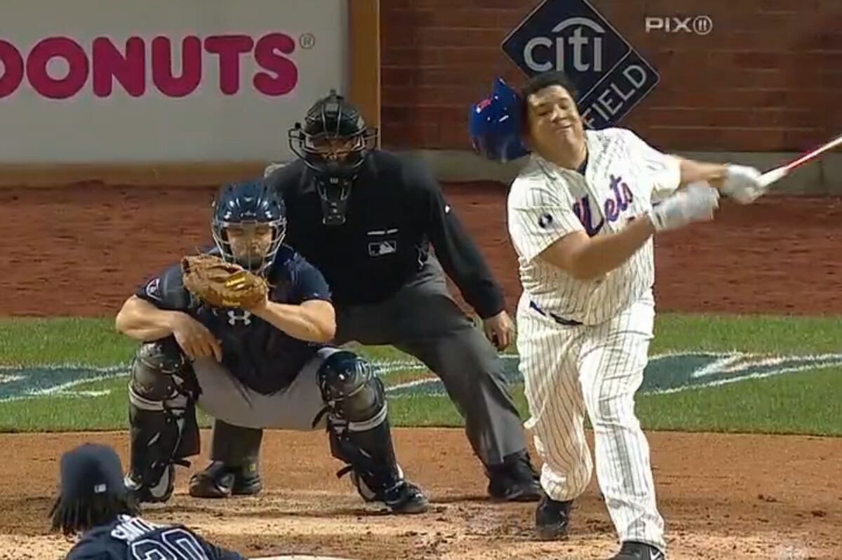 New York Mets' Bartolo Colon Loses Helmet on Awful Swing | Bleacher