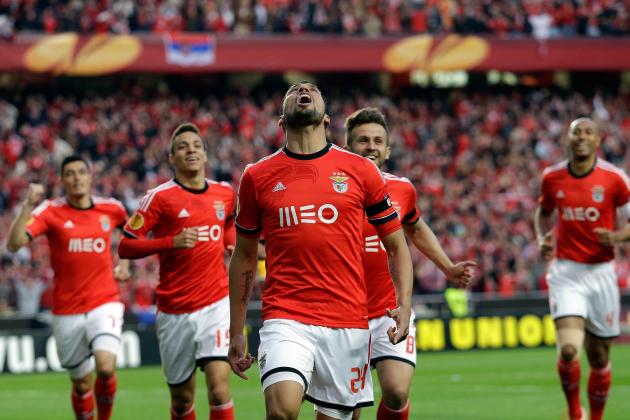 Benfica's Ezequiel Garay, center, celebrates after scoring the opening goal  during the Europa League semifinal, first leg, soccer match between Benfica and Juventus Thursday, April 24 2014, at Benfica's Luz stadium in Lisbon. (AP Photo/Armando Franca)