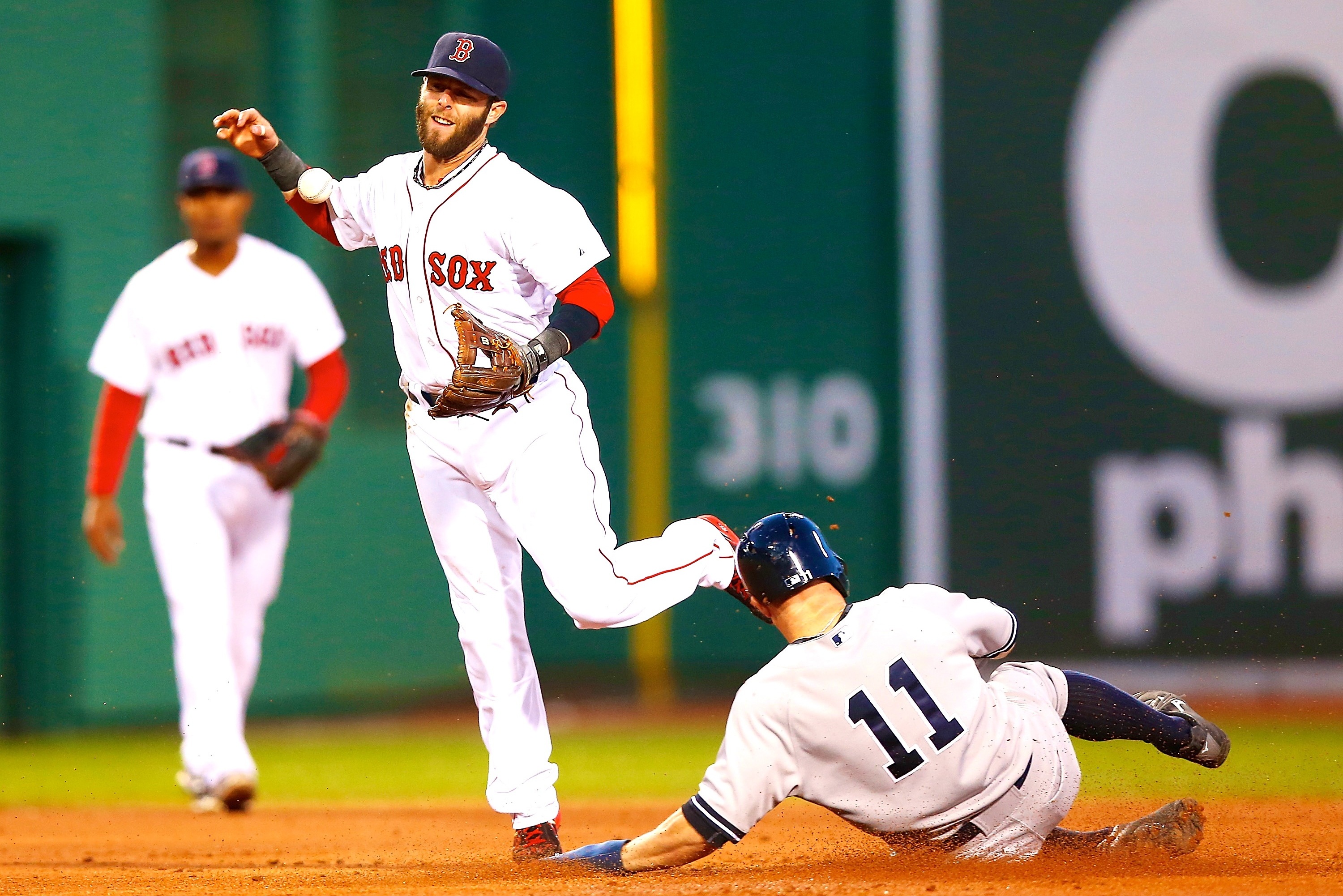 Dustin Pedroia appears to sustain injury in second base collision