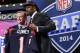 Jadeveon Clowney, defensive end de Carolina del Sur, sostiene un jersey de los Texans de Houston luego de ser la primera selección del draft de la NFL. A su lado el comisionado de la liga, Roger Goodell, el jueves 8 de mayo de 2014. (Foto AP/Craig Ruttle)