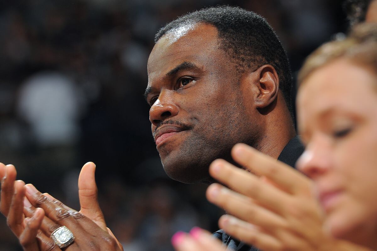David Robinson Shows Off Waiter's Haircut with San Antonio ...