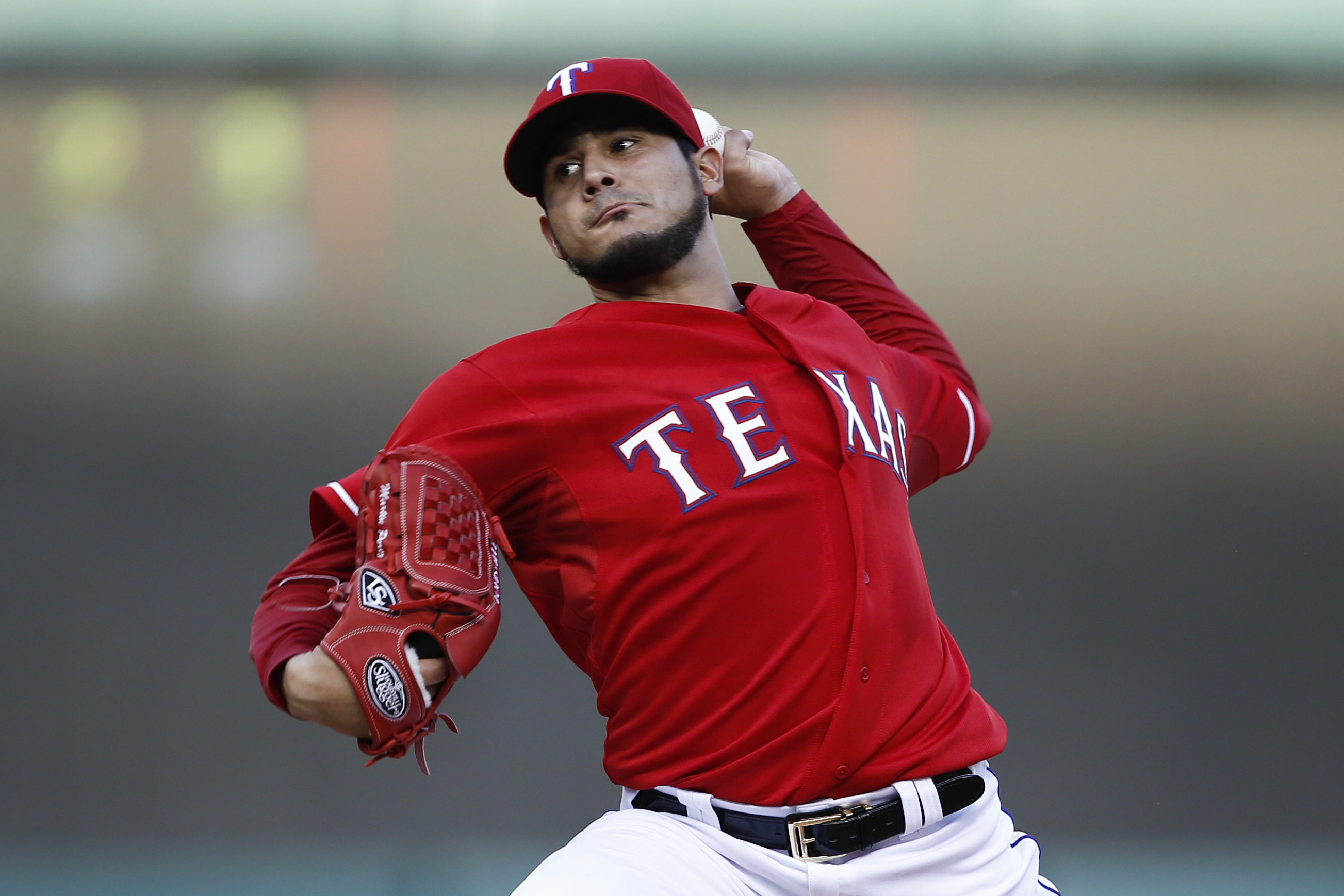 Rangers' Martin Perez breaks arm when hit by liner