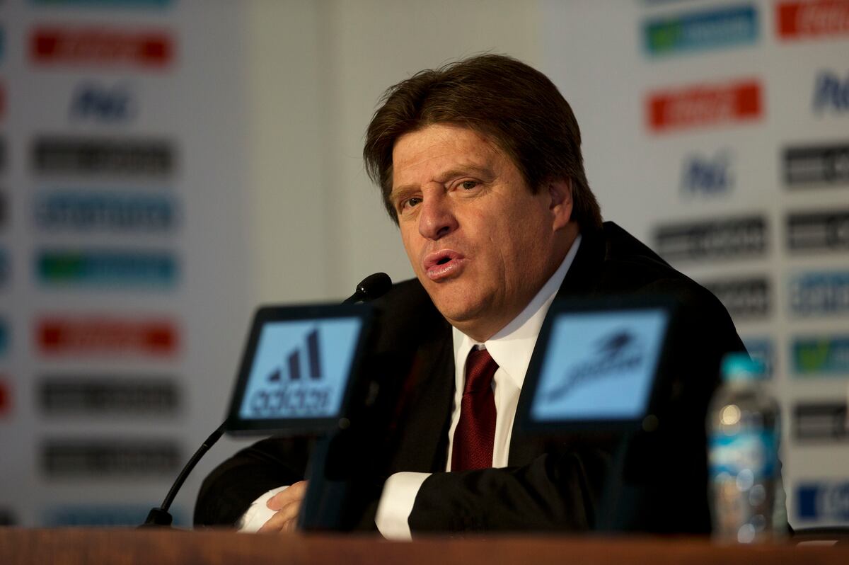 Mexico Coach Miguel Herrera Bans Players from Alcohol, Sex ...