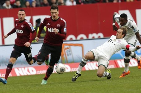 Nuremberg's Daniel Ginczek, second left, and Bayern's Philipp Lahm, second right, challenge for the ball during a match of German first soccer division Bundesliga between 1.FC Nuremberg and Bayern Munich in Nuremberg, Germany, Saturday, Feb. 8, 2014. (AP Photo/Michael Probst)
