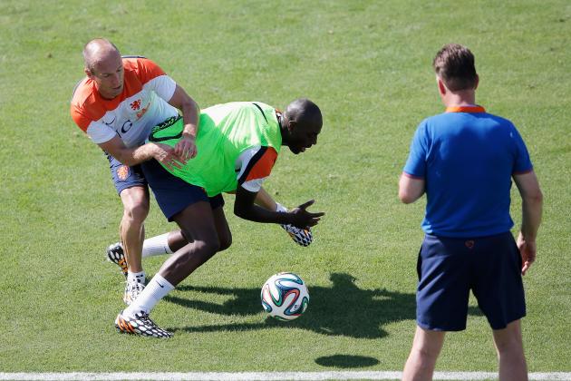RIO DE JANEIRO, BRAZIL - JUNE 08: Louis van Gaal, Netherlands national football team manager, watches Arjen Robben and Bruno Martins Indi battle for the ball during the Netherlands training session at the 2014 FIFA World Cup Brazil held at the Estadio Jose Bastos Padilha Gavea on June 8, 2014 in Rio de Janeiro, Brazil. (Photo by Dean Mouhtaropoulos/Getty Images)