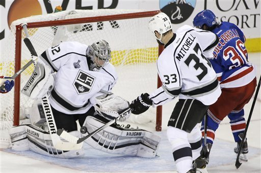 Stanley Cup Playoffs: Kings rout Chicago Blackhawks, Jeff Carter