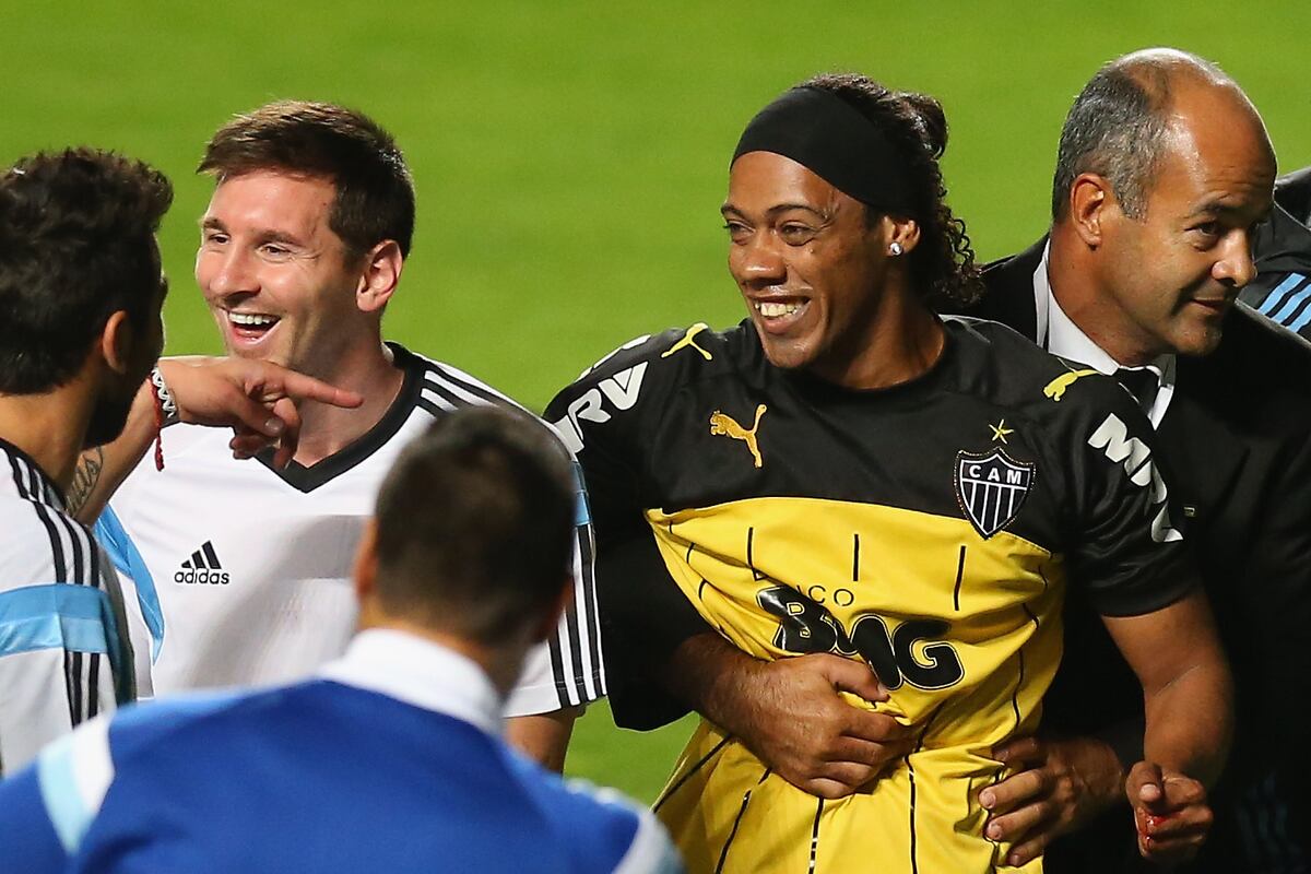 Lionel Messi Laughs When Ronaldinho Doppelganger Invades ...