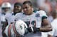En esta foto del 16 de diciembre de 2012, Jonathan Martin observa el partido de su equipo, los Dolphins de Miami, contra los Jaguars de Jacksonville. El martes 11 de marzo de 2014, los Dolphins pactaron un canje con los 49ers de San Francisco para ceder a Martin, quien denunció la campaña anterior a un compañero por hostigamiento (AP Foto/Wilfredo Lee)