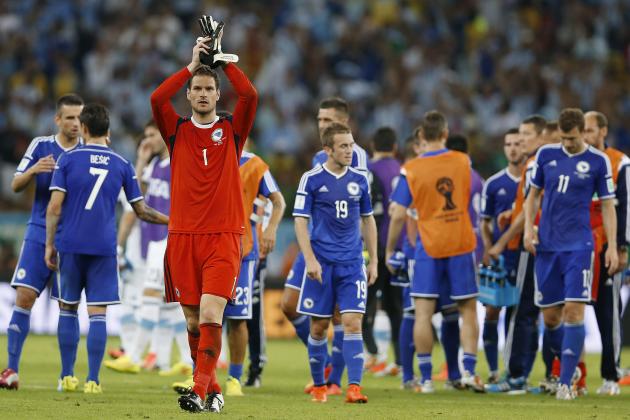 Bosnia's goalkeeper Asmir Begovic (1) applauds spectators following their 2-1 loss to Argentina during a group F World Cup soccer match at the Maracana Stadium in Rio de Janeiro, Brazil, Sunday, June 15, 2014.  (AP Photo/Kirsty Wigglesworth)