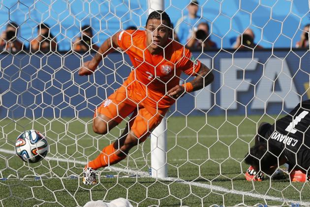 Netherlands' Memphis Depay celebrates scoring his side's second goal during the group B World Cup soccer match between the Netherlands and Chile at the Itaquerao Stadium in Sao Paulo, Brazil, Monday, June 23, 2014. (AP Photo/Frank Augstein)