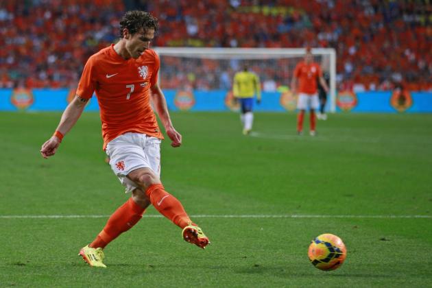 Netherlands' Daryl Janmaat plays the ball during the international friendly soccer match between Netherlands and Ecuador at ArenA stadium in Amsterdam, Netherlands, Saturday, May 17, 2014. (AP Photo/Peter Dejong)