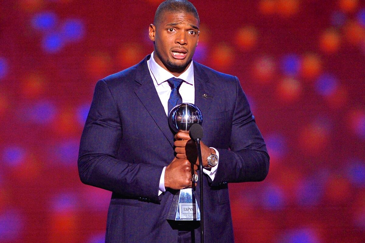 Michael Sam Honored With Arthur Ashe Courage Award At 2014 ESPYs News Michael sam honored with arthur ashe courage award at 2014 espys news