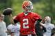 El quarterback de los Browns, Johnny Manziel, lanza un pase en un entrenamiento el sábado, 26 de julio de 2014, en Berea, Ohio. (AP Photo)