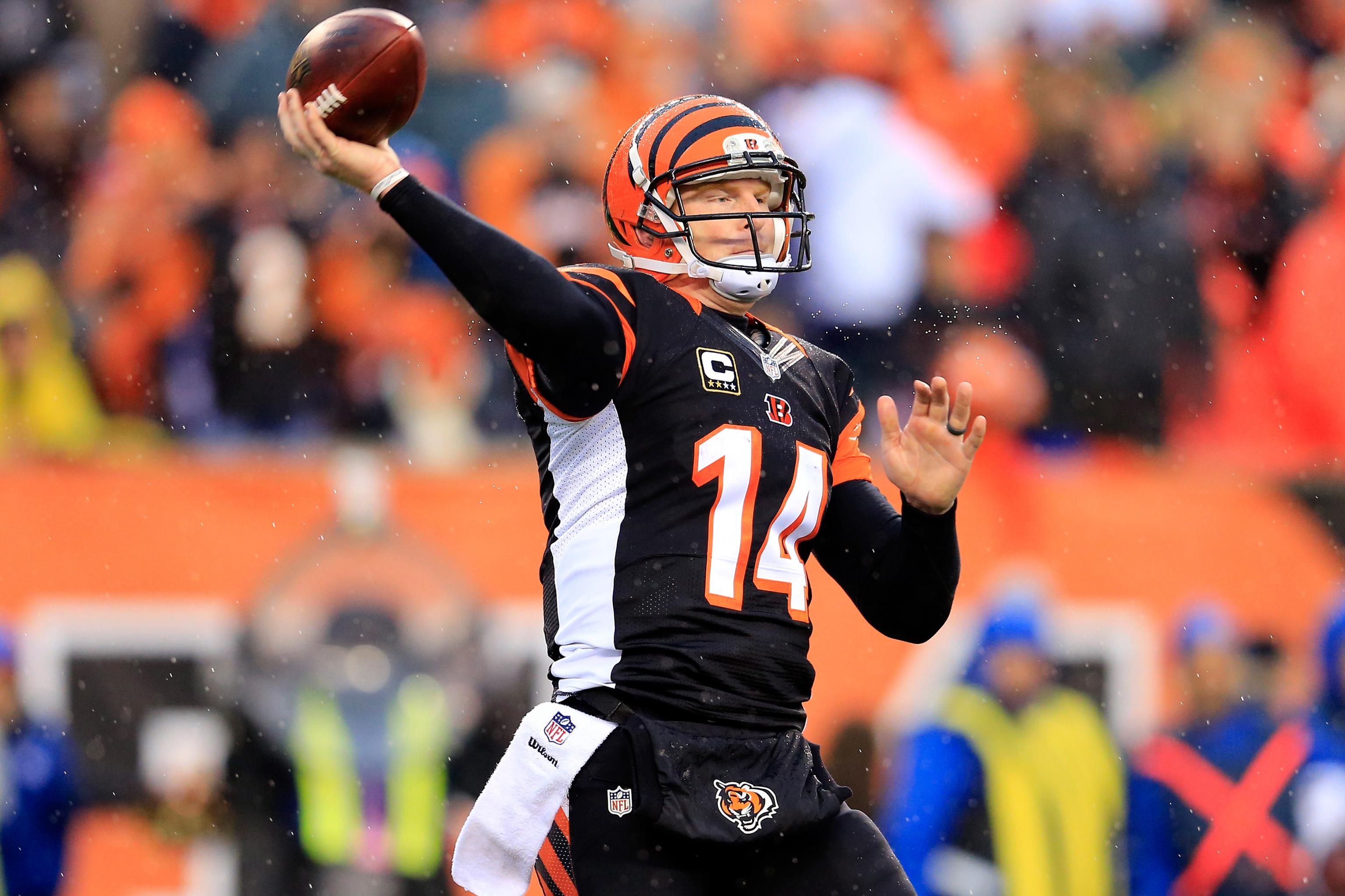 Andy Dalton hurts thumb as Cincinnati Bengals' spiral continues