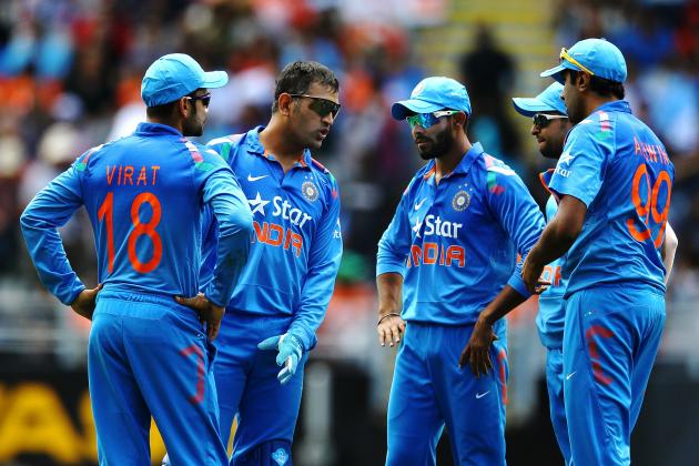 AUCKLAND, NEW ZEALAND - JANUARY 25: MS Dhoni of India gives orders to his team during the One Day International match between New Zealand and India at Eden Park on January 25, 2014 in Auckland, New Zealand. (Photo by Anthony Au-Yeung/Getty Images)