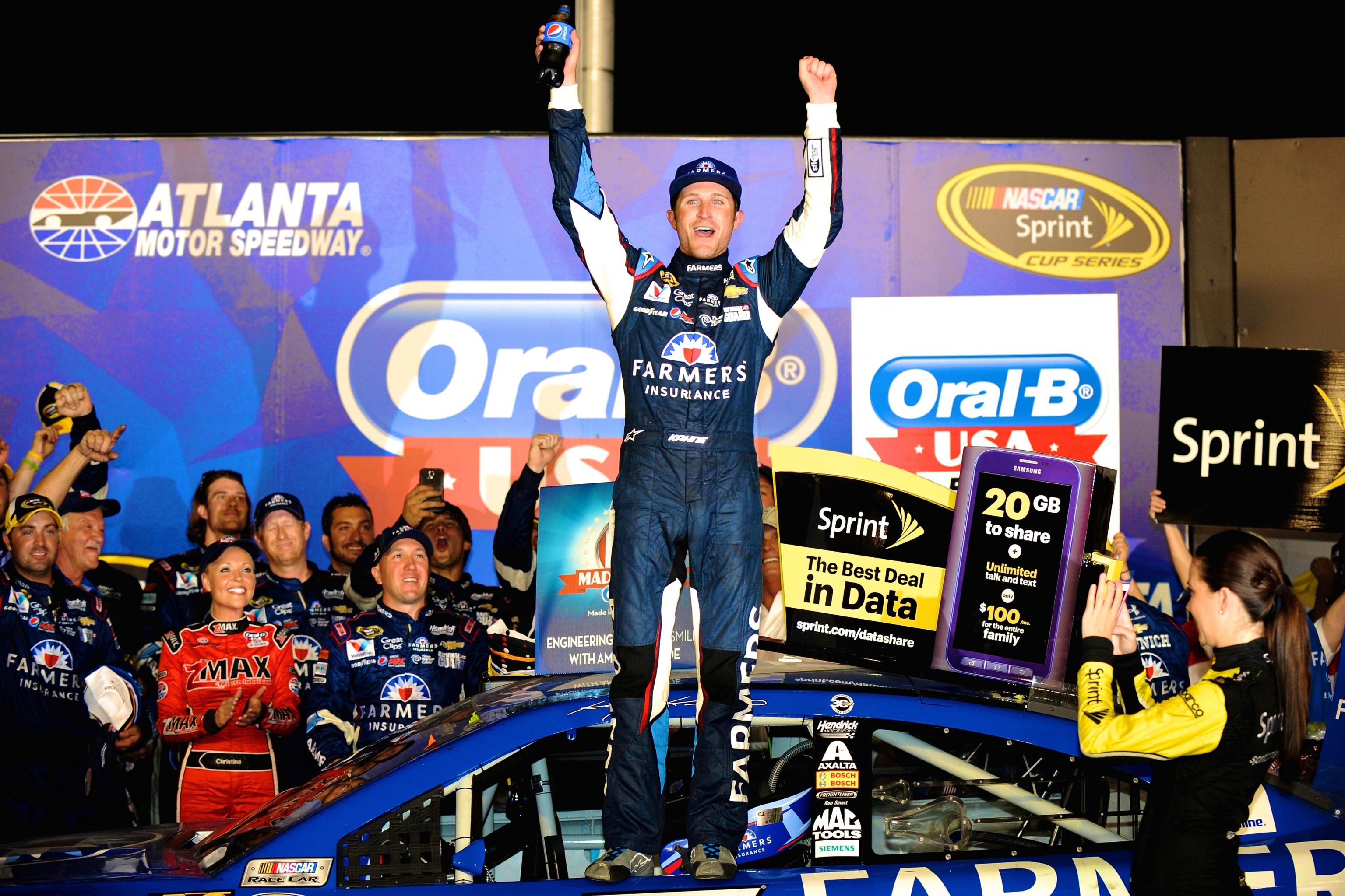 Kasey Kahne wins at Atlanta, clinches Chase spot