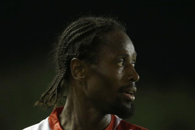 Rayo's Abdoulaye Ba, looks at the keeper during a Spanish La Liga soccer match between Rayo Vallecano and Atletico Madrid at the Vallecas stadium in Madrid, Spain, Monday, Aug. 25, 2014. (AP Photo/Andres Kudacki)