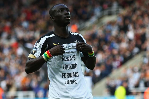 NEWCASTLE UPON TYNE, ENGLAND - SEPTEMBER 20:  Papiss Cisse of Newcastle Unitedshows his siupport to team mate Jonas Gutierrez after scoring his second goal during the Barclays Premier League match between Newcastle United and Hull City at St James' Park on September 20, 2014 in Newcastle upon Tyne, England.  (Photo by Matthew Lewis/Getty Images)