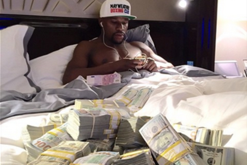 Floyd Mayweather Jr. Wants to Remind You He's Got a Crazy Amount of Money