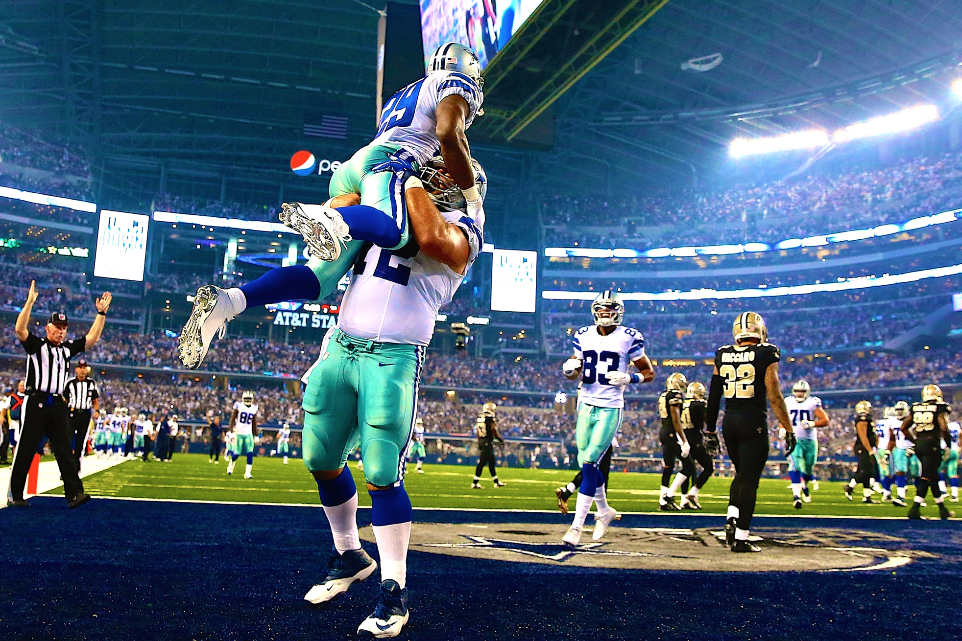 Dallas Cowboys Tony Romo hands the ball off to DeMarco Murray in the first  half against the New York Giants in week 12 of the NFL season at MetLife  Stadium in East