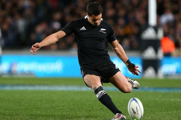AUCKLAND, NEW ZEALAND - AUGUST 25:  Dan Carter of the All Blacks kicks a penalty during The Rugby Championship Bledisloe Cup match between the New Zealand All Blacks and the Australian Wallabies at Eden Park on August 25, 2012 in Auckland, New Zealand.  (Photo by Simon Watts/Getty Images)
