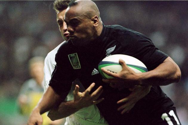 UNITED KINGDOM - OCTOBER 10: All Black Jonah Lomu forces past England's Dan Luger in the Rugby World Cup pool match at Twickenham, Saturday. The All Blacks won 3016. (Photo by Ross Setford/Getty Images)