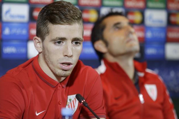 Bilbao's head coach Ernesto Valverde, right, reacts as Bilbao's Iker Muniain, left, speaks during a news conference in Minsk, Belarus, Monday, Sept. 29, 2014. Athletic Bilbao will face BATE Borisov on Tuesday Sept. 30, 2014 in their Champions League Group Stage in group H soccer match in Borisov. (AP Photo/Sergei Grits)