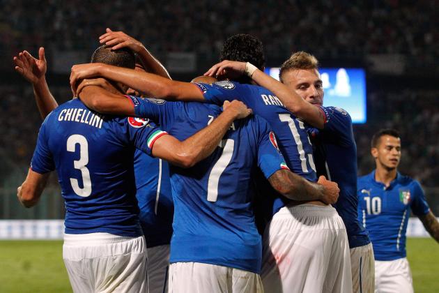PALERMO, ITALY - OCTOBER 10:  Players of Italy celebrate the winnig goal during the EURO 2016 Group H qualifier match between Italy and Azerbaijan at Stadio Renzo Barbera on October 10, 2014 in Palermo, Italy.  (Photo by Maurizio Lagana/Getty Images)