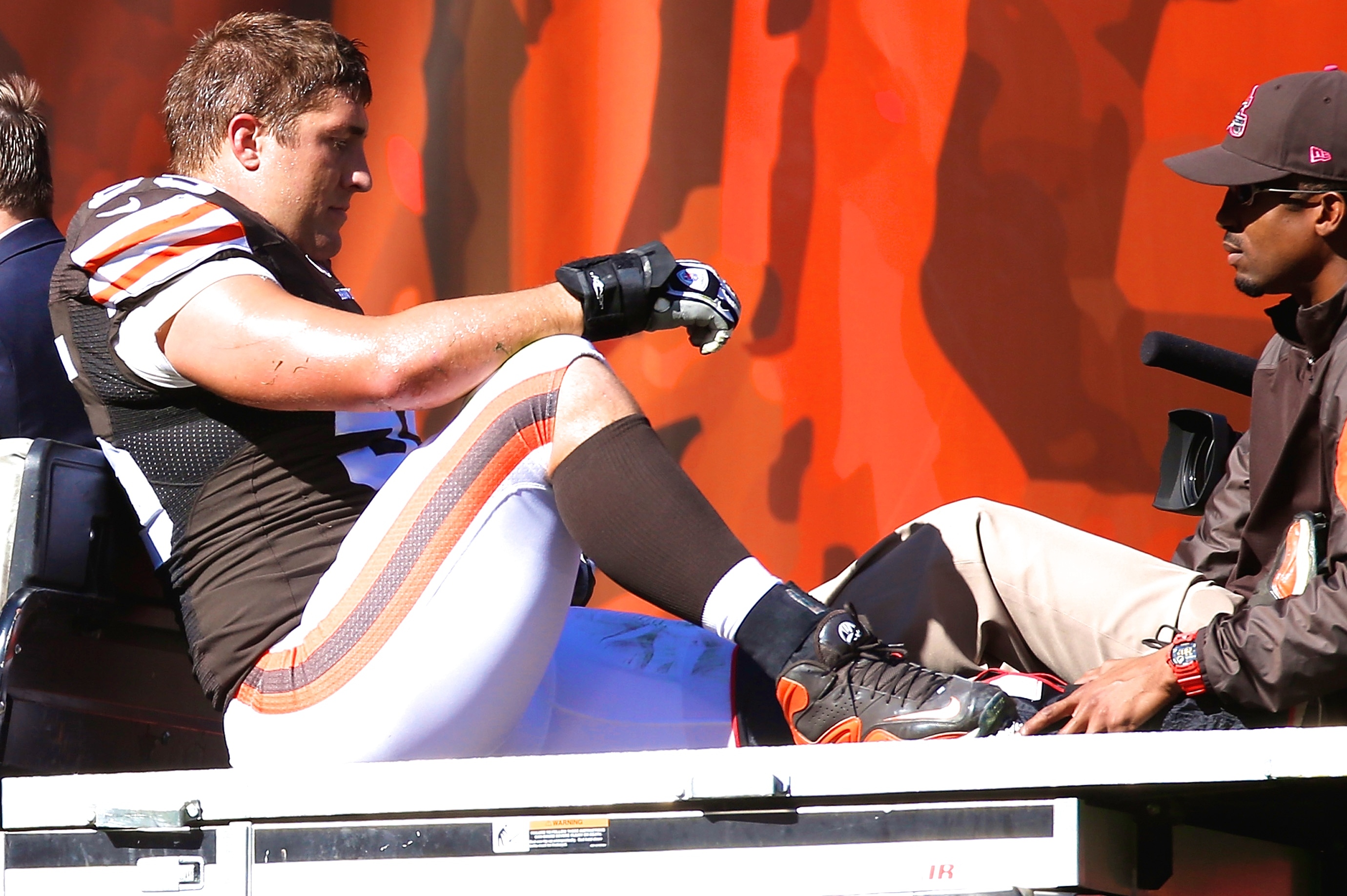 Cleveland Browns center Alex Mack leaves game with lower leg