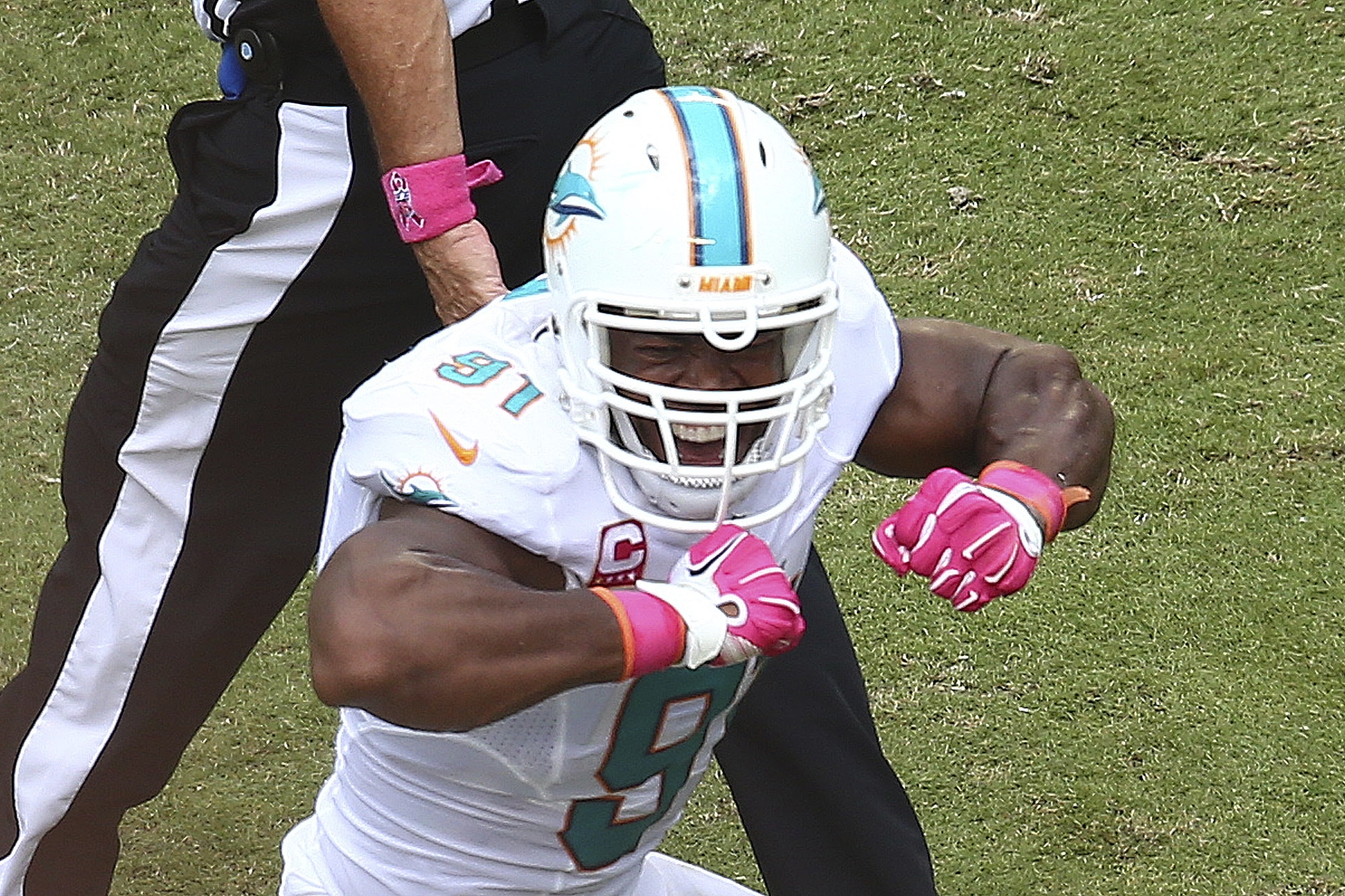 Dolphins reinstate DE Shelby after suspension for arrest